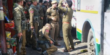 مقبوضہ کشمیر میں بھارتی سیکیورٹی فورس کی بس کے نزدیک کار میں دھماکہ