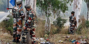 مقبوضہ کشمیر میں بھارتی اہلکار نے اپنے ہی تین ساتھیوں کو قتل کردیا