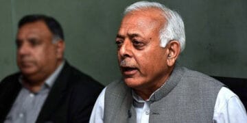 اسد عمر کے بعد وفاقی وزیر غلام سرور خان کا بھی نئی وزارت لینے سے انکار