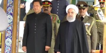 وزیر اعظم عمران خان کو ایران کے صدارتی محل میں گارڈ آف آنر پیش