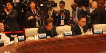 گول میز کانفرنس: سی پیک پاکستان کے لیے بڑی تبدیلی کا باعث ہے. وزیر اعظم