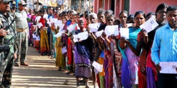 بھارت میں عام انتخابات کے دوسرے مرحلے میں پولنگ کا عمل جاری