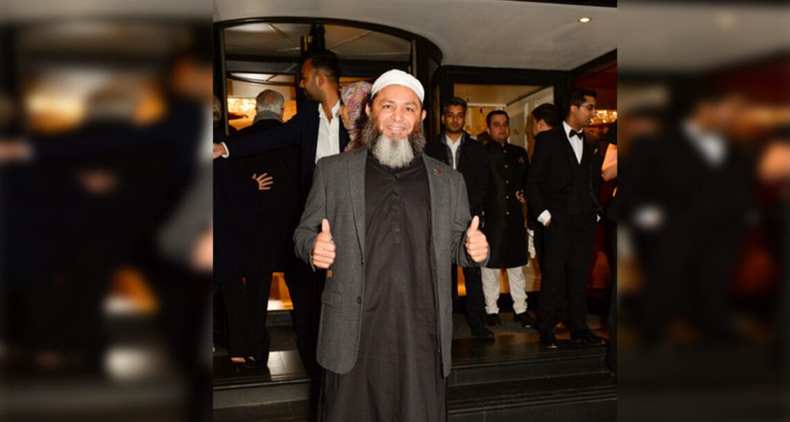 مشتاق احمد کو ایشین ایوارڈ سے نواز دیا گیا