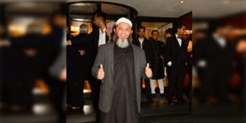 مشتاق احمد کو ایشین ایوارڈ سے نواز دیا گیا