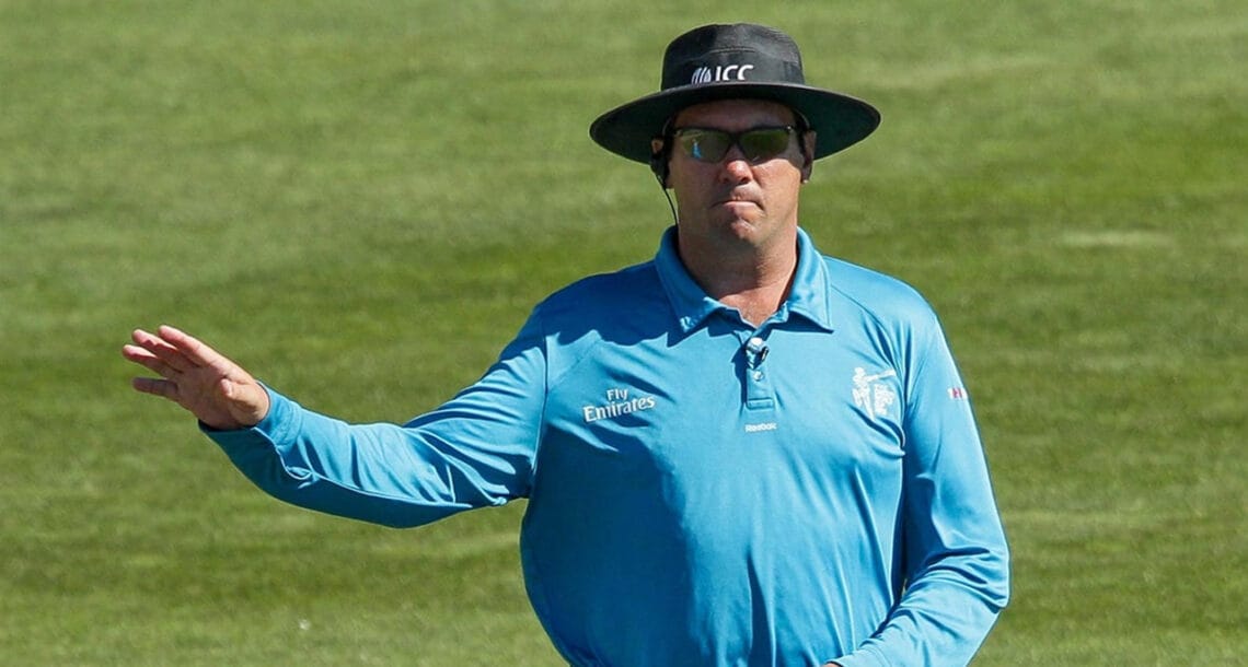 اسٹرائیکر اینڈ امپائر کمر سے اونچی گیند کو نو بال قرار دے سکتا. ایم سی سی