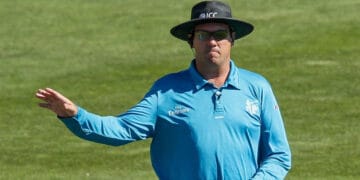 اسٹرائیکر اینڈ امپائر کمر سے اونچی گیند کو نو بال قرار دے سکتا. ایم سی سی