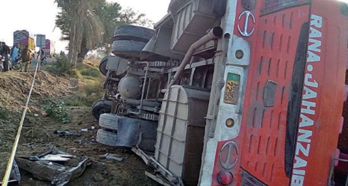 بدین میں ہائی وے پر ٹریفک حادثہ، 8 افراد جاں بحق، 30 زخمی