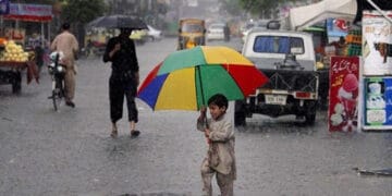 پشاورسمیت صوابی اور کوہاٹ میں تیز آندھی اور بارش کے باعث 6 افراد جاں بحق, 48 زخمی