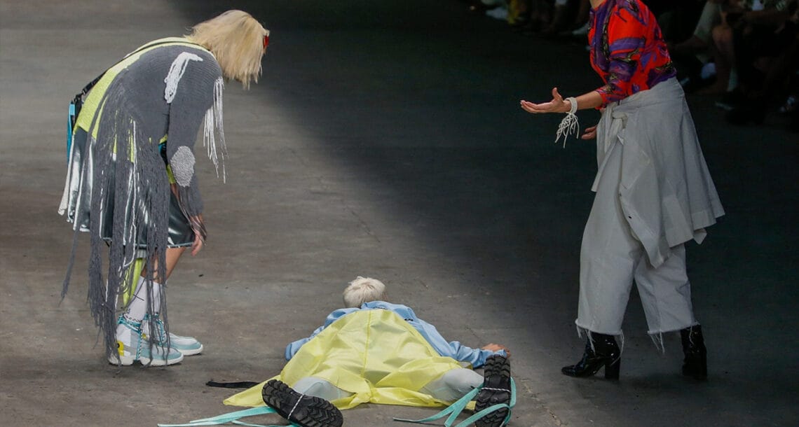 برازیل میں 26 سالہ ماڈل ٹیلس سوآریز ریمپ پر اچانک گر کر ہلاک