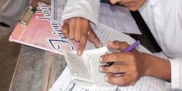 کراچی میں آج بھی انٹرمیڈیٹ کا پرچہ 40 منٹ پہلے سوشل میڈیا پر گردش کرتا رہا