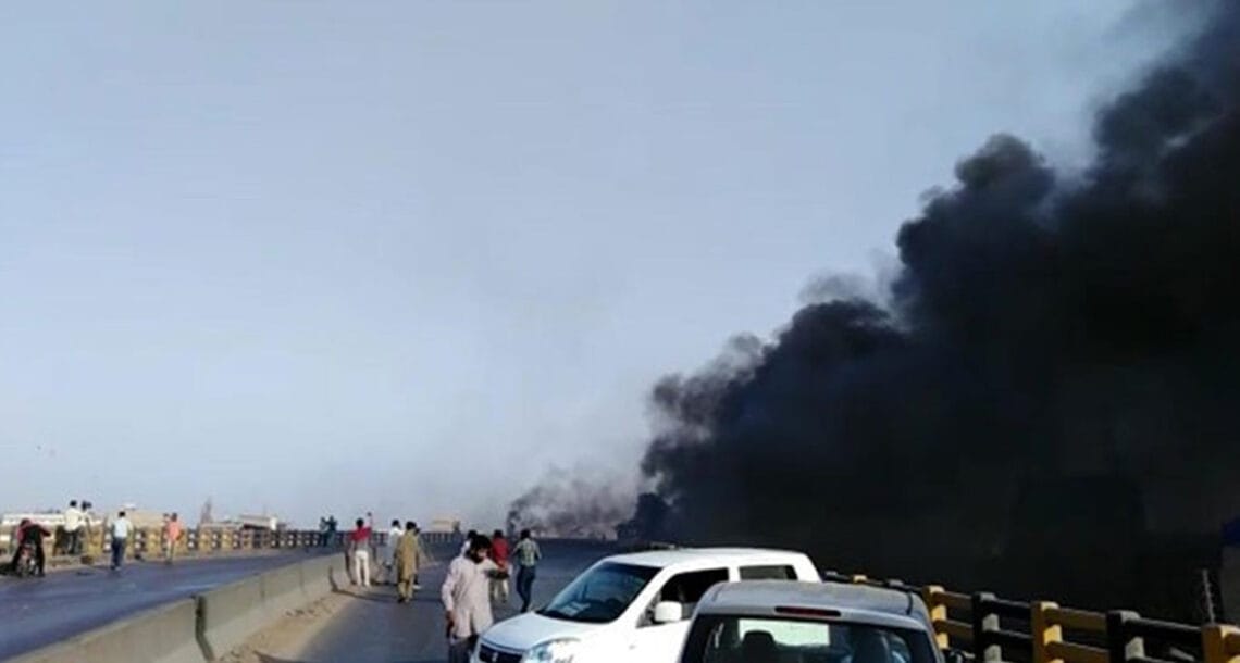 کراچی میں گلبائی پل پرآئل ٹینکر الٹنے سے آگ بھڑک اٹھی، کئی گاڑیاں آگ کی لپیٹ میں