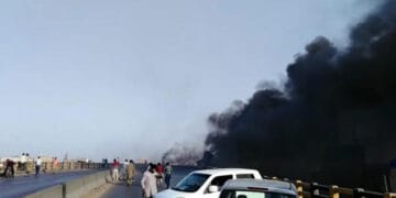 کراچی میں گلبائی پل پرآئل ٹینکر الٹنے سے آگ بھڑک اٹھی، کئی گاڑیاں آگ کی لپیٹ میں