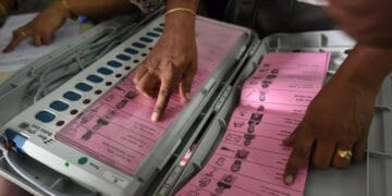 بھارت میں  انتخابات کے تیسرے مرحلے کے لیے ووٹنگ جاری