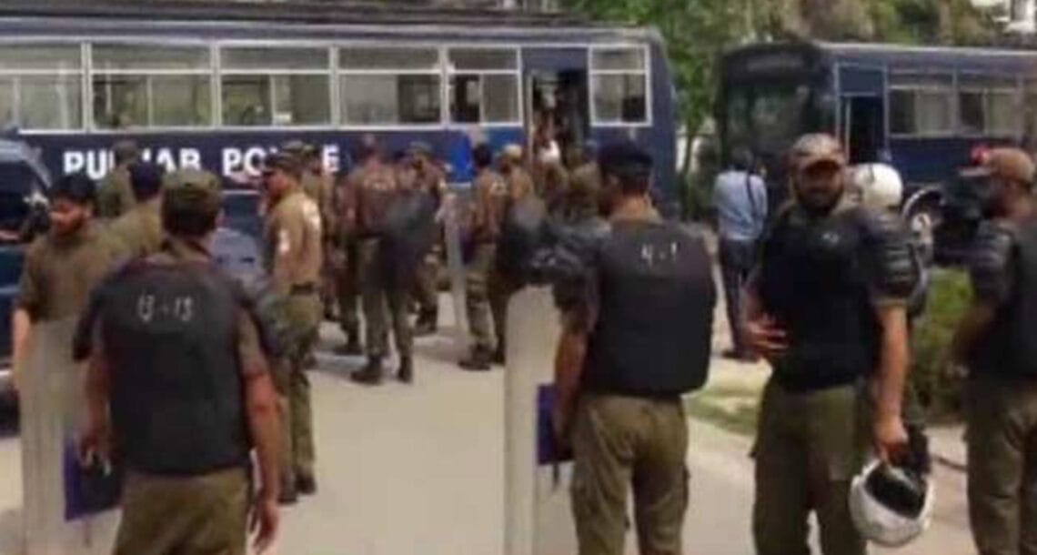 نیب کے افسران کا حمزہ شہباز کی گرفتاری کے لیے ان کی رہائش گاہ پر چھاپہ