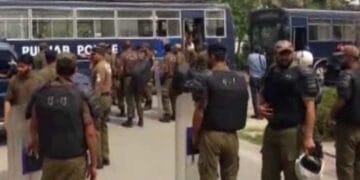 نیب کے افسران کا حمزہ شہباز کی گرفتاری کے لیے ان کی رہائش گاہ پر چھاپہ