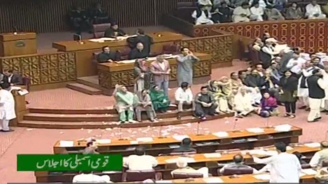 وزیراعظم تقریر پر قومی اسمبلی میں اپوزیشن اور حکومتی اراکین کی ہنگامہ آرائی