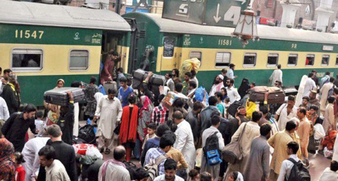 ٹرینوں کا شیڈول بری طرح متاثر، مسافر ٹرینیں معطل ہونے سے عوام پریشان
