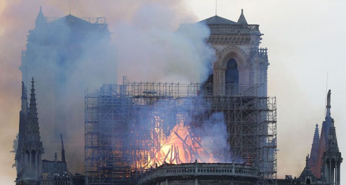 پیرس کے 800 سال قدیم چرچ میں خوفناک آتشزدگی