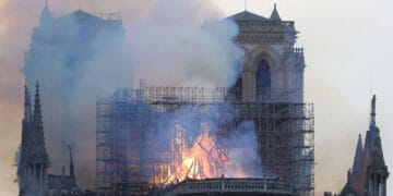 پیرس کے 800 سال قدیم چرچ میں خوفناک آتشزدگی