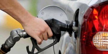 حکومت کا پیٹرول کی قیمت میں 6 روپے اضافہ