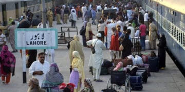 مال گاڑی کے حادثے کے باعث ٹرینوں کی آمد رفت کا نظام درہم برہم