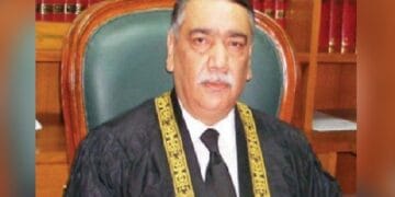 نیب ’ڈیل‘ کرتا ہوگا ہم فیصلے کرتے ہیں، چیف جسٹس پاکستان۔