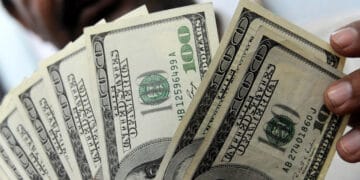 انٹر بینک مارکیٹ میں ڈالر مزید 40 پیسے سستا۔