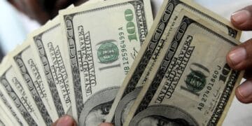 انٹر بینک مارکیٹ میں ڈالر مزید 40 پیسے سستا۔