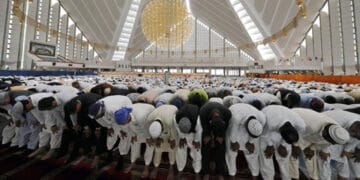 ملک بھر میں جمعۃ الوداع پر نماز جمعہ کے بڑے اجتماعات۔