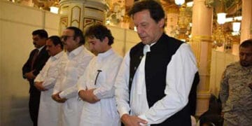 وزیراعظم عمران خان کی روضہ رسول ﷺ پر حاضری۔