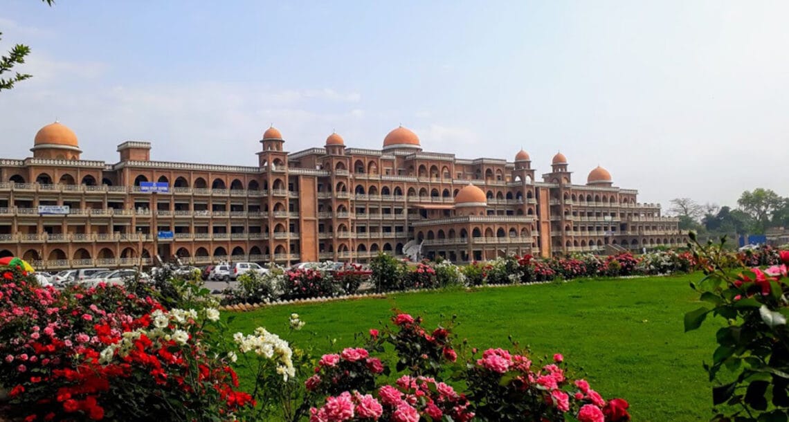 جامعہ پشاور میں ایک عہدے پر دو افسران تعینات