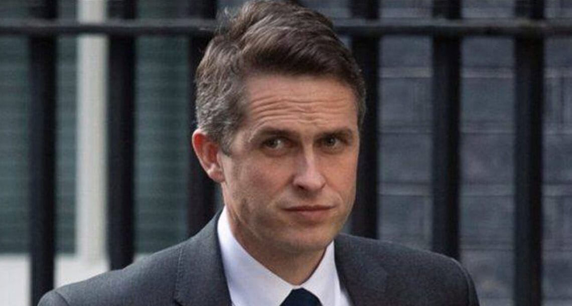 برطانوی وزیر دفاع معلومات لیک کرنے پرعہدے سے فارغ