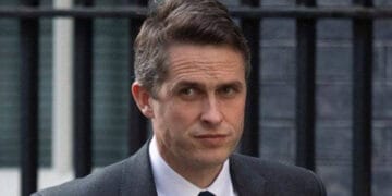 برطانوی وزیر دفاع معلومات لیک کرنے پرعہدے سے فارغ