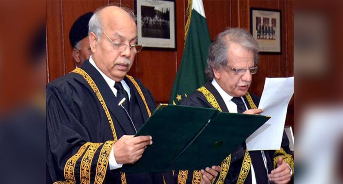 سپریم کورٹ کے سینیئرجج جسٹس گلزاراحمد نے بطورقائم مقام چیف جسٹس حلف اٹھا لیا