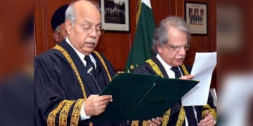 سپریم کورٹ کے سینیئرجج جسٹس گلزاراحمد نے بطورقائم مقام چیف جسٹس حلف اٹھا لیا