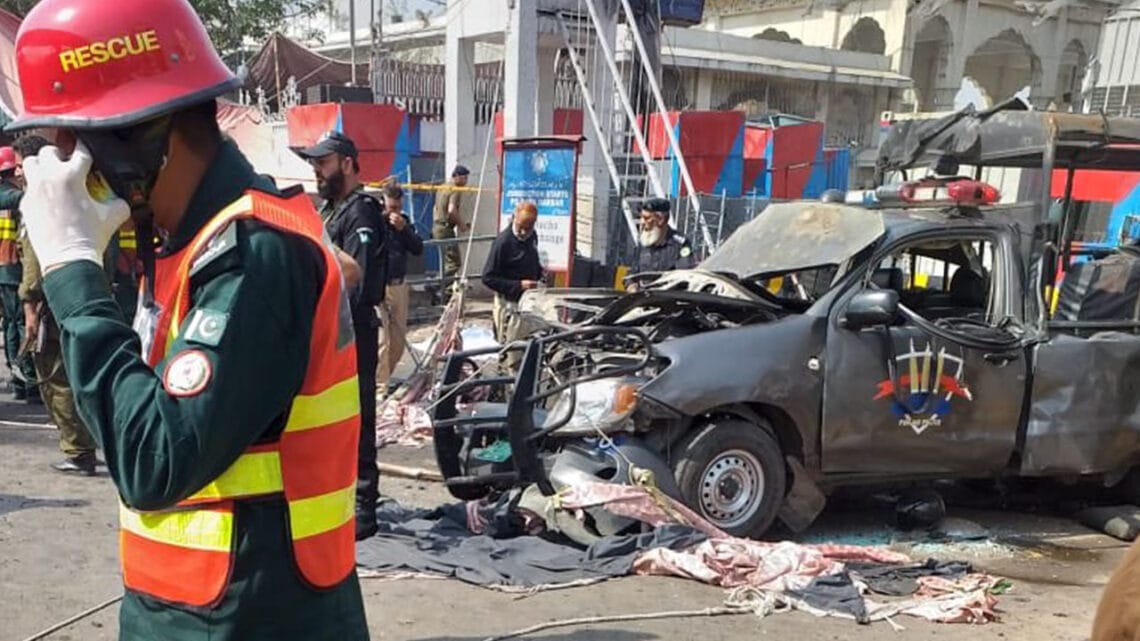 داتا دربار کے قریب پولیس کی گاڑی کے نزدیک دھماکہ، 3 اہلکار سمیت 5 افراد جاں بحق