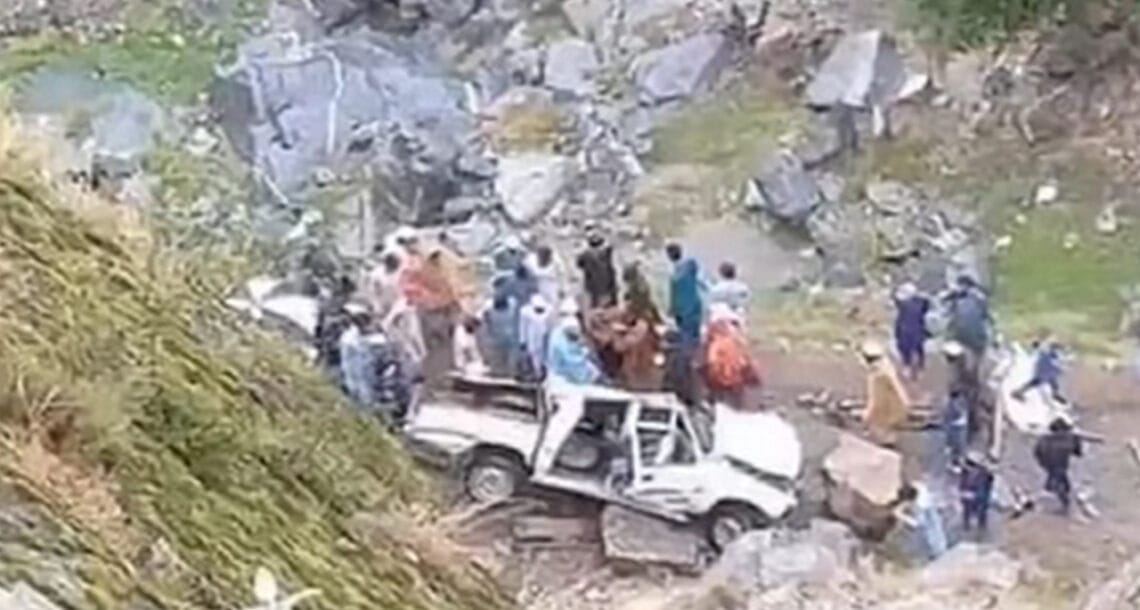 دیر بالا میں گاڑی کو حادثہ، دو بچوں سمیت 3 افراد جاں بحق