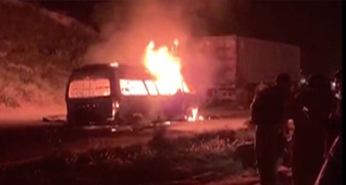 جہلم میں مسافر وین میں اچانک آگ لگنے سے 8 مسافر جھلس کر جاں بحق