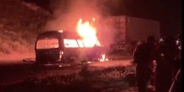 جہلم میں مسافر وین میں اچانک آگ لگنے سے 8 مسافر جھلس کر جاں بحق