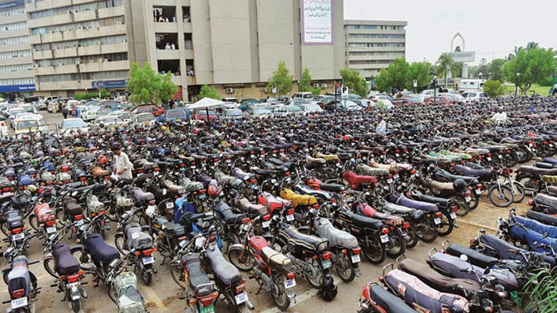 کراچی میں 800 موٹر سائیکلیں چوری کرکے فروخت کرنے والے 6 رکنی گروہ  گرفتار