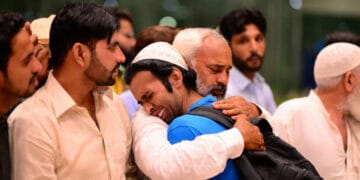 ملائیشیا میں پھنسے 300 سے زائد پاکستانی شہری خصوصی پرواز کے ذریعے اسلام آباد پہنچ گئے