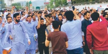 پشاور کے تینوں بڑے اسپتالوں میں ڈاکٹروں کا احتجاج دوسرے روز بھی جاری