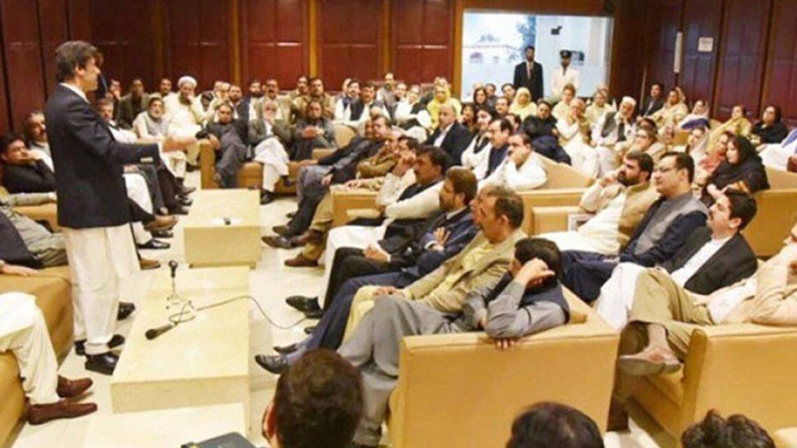 پارلیمانی اجلاس:پی ٹی آئی کے ارکان اسمبلی کابینہ میں غیرمنتخب لوگوں کی شمولیت پر برس گئے