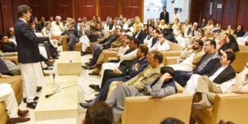 پارلیمانی اجلاس:پی ٹی آئی کے ارکان اسمبلی کابینہ میں غیرمنتخب لوگوں کی شمولیت پر برس گئے