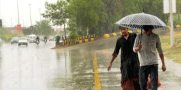 آج ملک بھر میں گرچ چمک کے ساتھ بارش کا امکان جبکہ سندھ میں موسم گرم رہیگا