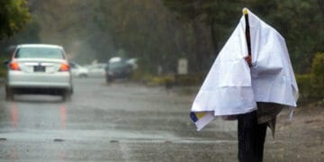 ملک کے مختلف علاقوں میں آج بارش کا امکان جبکہ سندھ میں موسم گرم  رہے گا