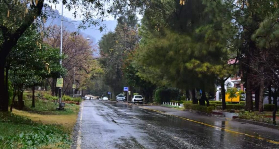 اسلام آباد میں وقفے وقفے سے بوندا باندی کا سلسلہ جاری، کراچی میں بھی موسم خوشگوار