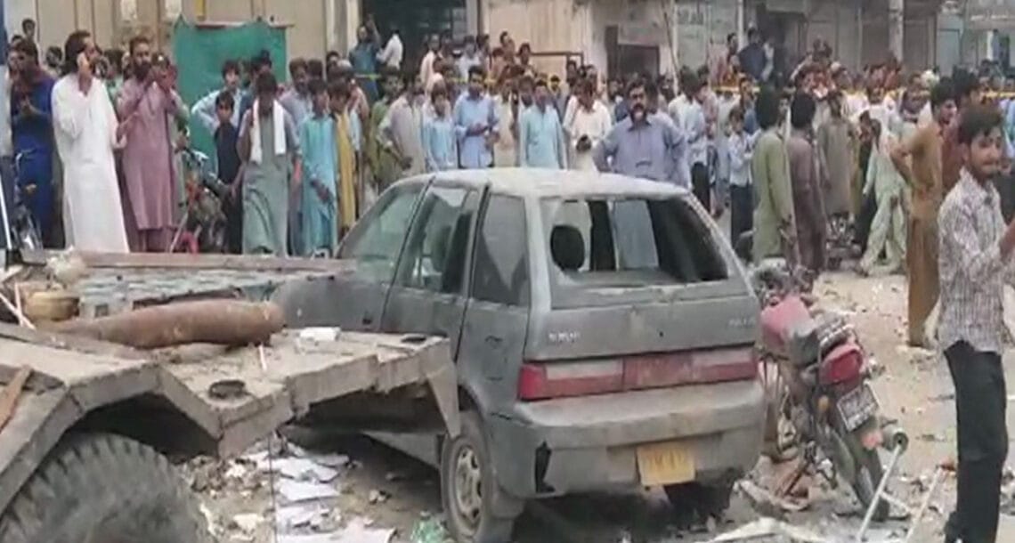 صادق آباد میں واقع نجی بینک میں دھماکے سے عمارت مکمل تباہ، 20 افراد زخمی