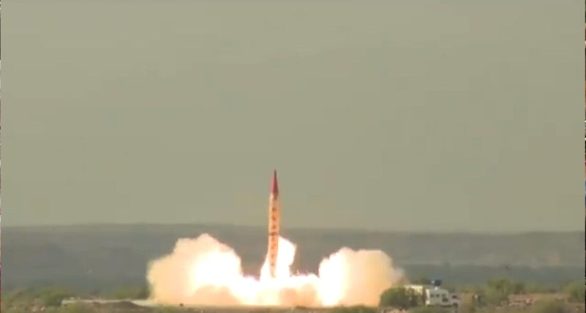 پاکستان کا زمین سے زمین پر مارکرنے والے میزائل شاہین 2 کا کامیاب تجربہ