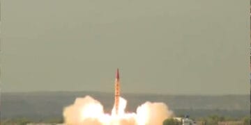 پاکستان کا زمین سے زمین پر مارکرنے والے میزائل شاہین 2 کا کامیاب تجربہ
